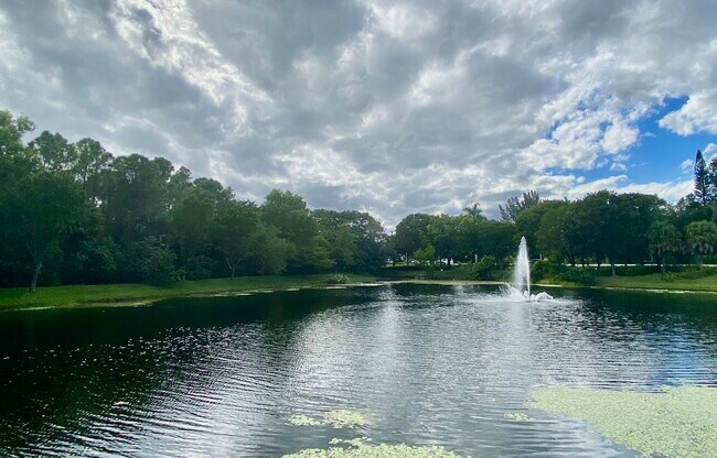 Building Photo - 1600 Crestwood Ct S