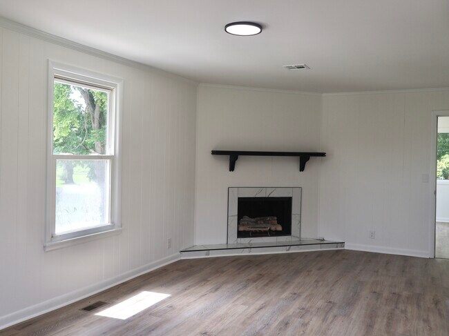 Building Photo - 129 Lake Point Dr