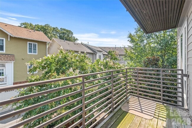 Building Photo - 2200 Lyndhurst Ave