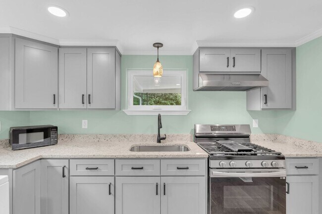 Building Photo - Easy Living in Red Bank!