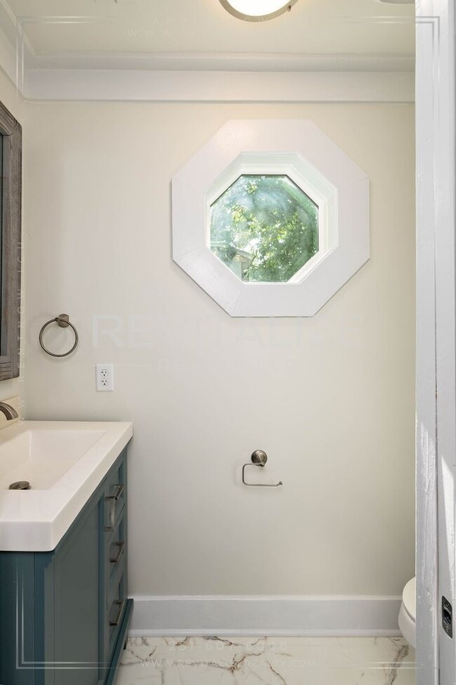 Building Photo - Gorgeous Spring Hill Home!