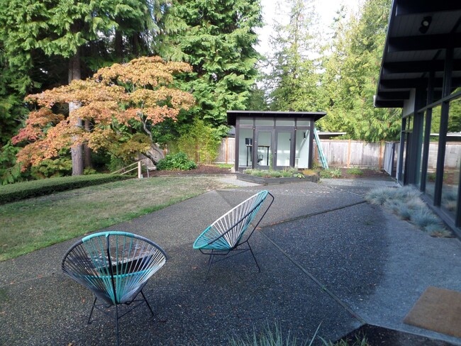 Building Photo - Incredible 3-Bedroom Mid-Century Stunner on Mercer Island! Huge Yard and Central A/C!!