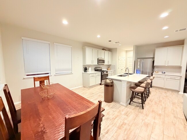 Building Photo - 1204 Flint Knapper Dr