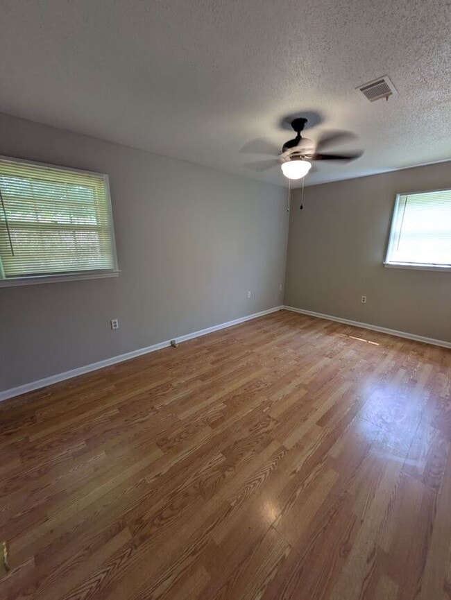 Building Photo - 3BD/2BA Single Family Home w/ Garage in Hi...