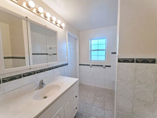 Building Photo - 3 Bedroom 2 Bath 1 Car Garage Home in St. ...