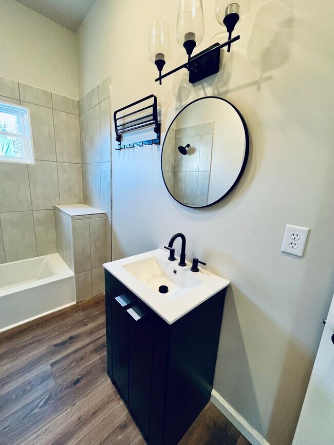 Building Photo - Modern 2BR/2BA with Bonus Room in Germanto...