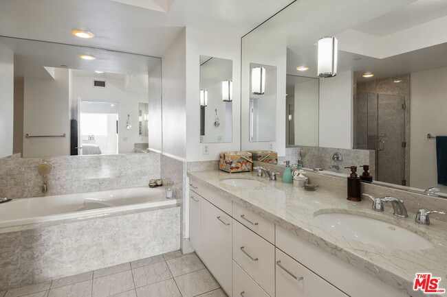 Building Photo - 13600 Marina Pointe Dr