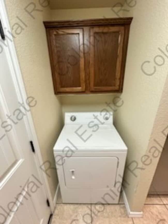 Building Photo - Spacious and updated 3 Bedroom 2 bathroom ...