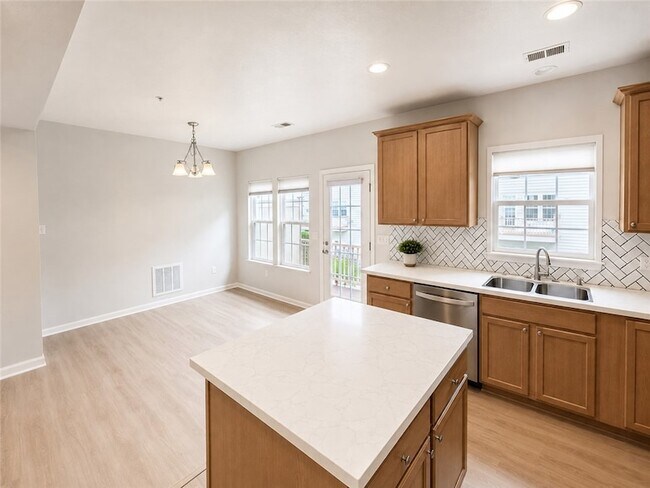 Building Photo - 1502 Pointe View Dr