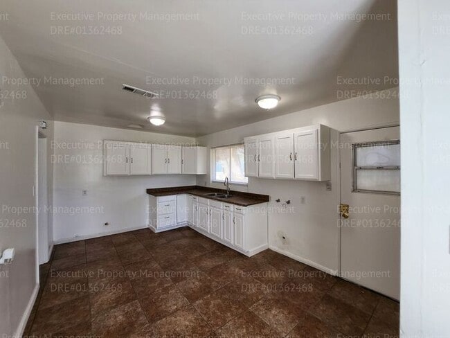 Building Photo - 4 bedroom/ 1 bathroom near schools, park, ...