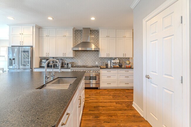 Building Photo - 2 Graylin Woods Pl