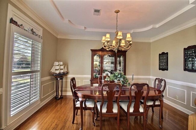 Building Photo - 2345 Linkenholt Dr