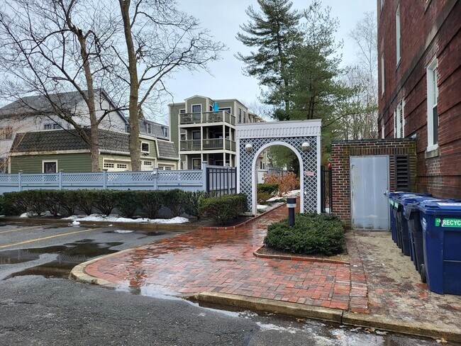 Building Photo - 35 Walden St