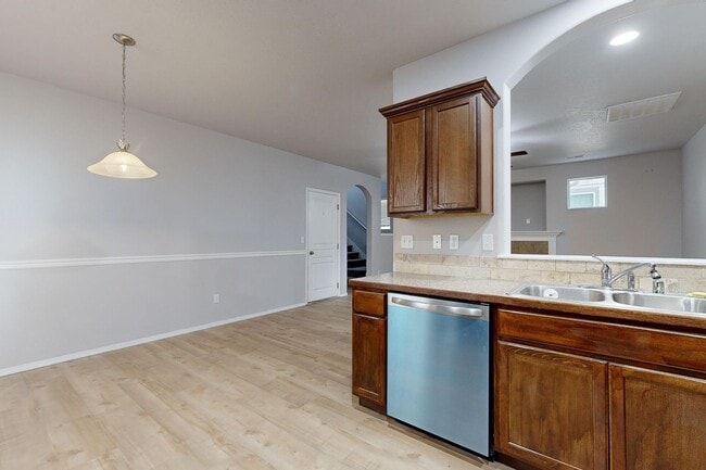 Building Photo - Beautifully maintained 3 bedroom 2.5 bath home