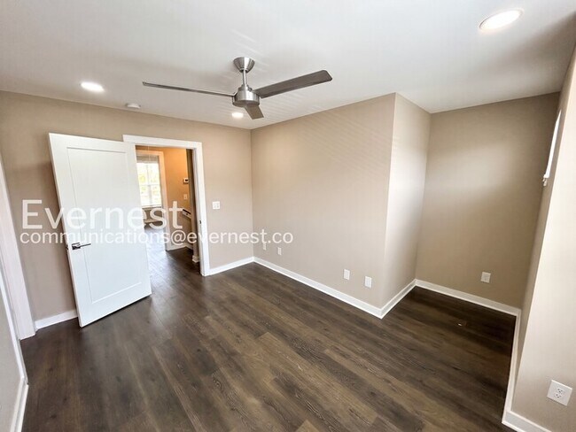 Building Photo - Limited Time Special Offer / 2 Bed/2.5 Bath Townhome with Off-Street Parking / Pet-Friendly / Ava...