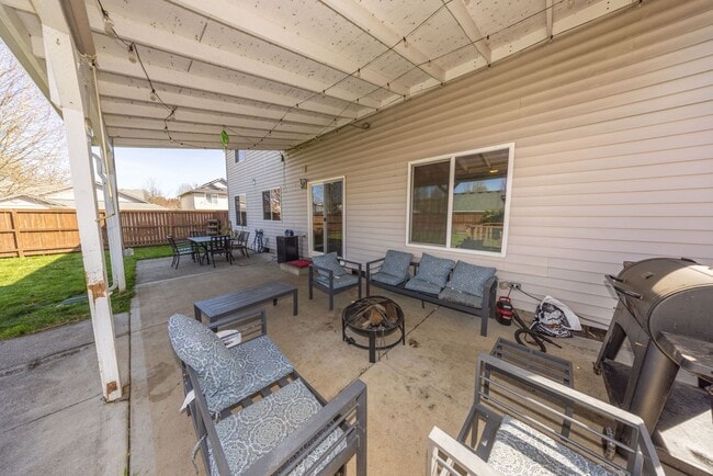 Building Photo - 5 Bedroom home, 2488sf with Central Air. Fenced Yard