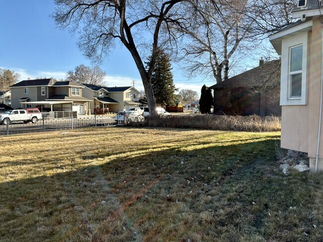 Building Photo - 385 Fir St