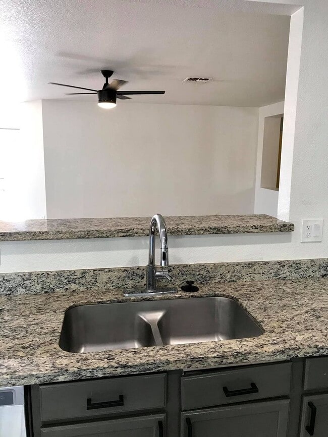 Building Photo - Spacious 3-bedroom plus den in North Phoenix