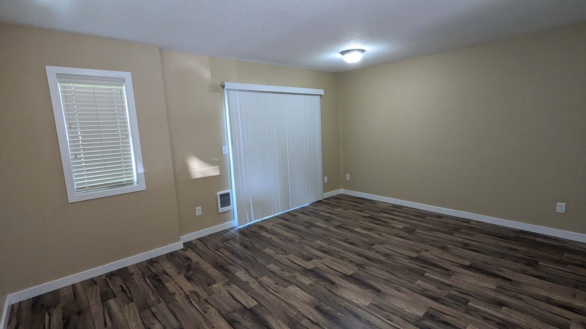 Building Photo - 10425 NE 5th Cir