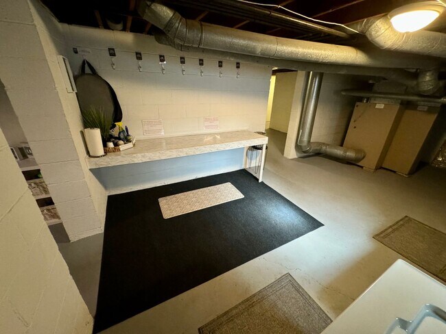 Building Photo - 1 Bedroom- Grandview Area