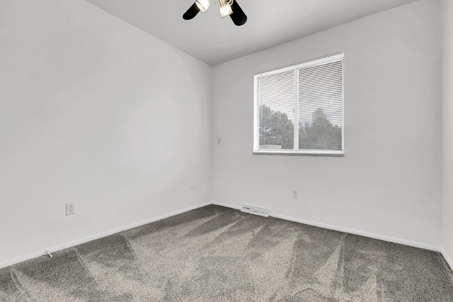 Building Photo - $1,995.00, 3 bed, 1.5 bath, located in Aur...
