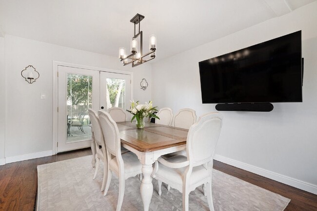 Building Photo - Beautiful home on large lot. Available 5/15