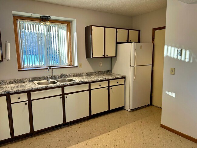 Building Photo - 3 Bed 1 Bath New carpet and paint!