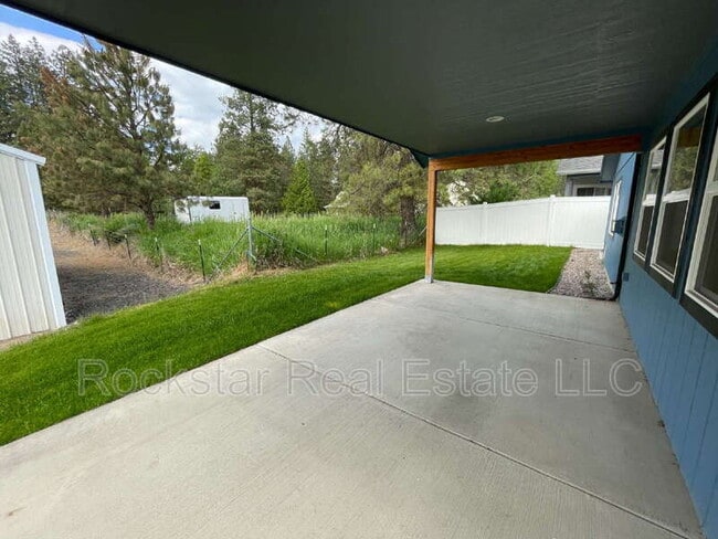 Building Photo - 625 E Canterbury Ln
