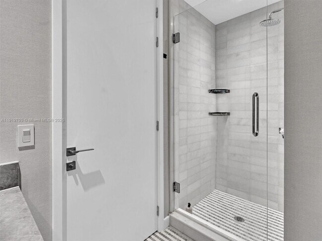 Building Photo - 700 NE 26th Terrace