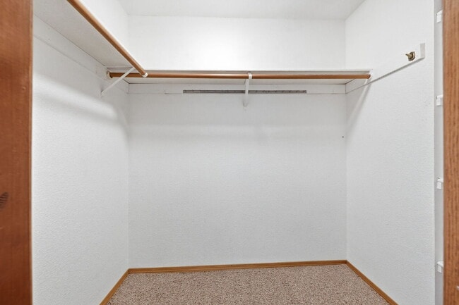 Building Photo - Beautiful Executive Level Rental on Golf Course
