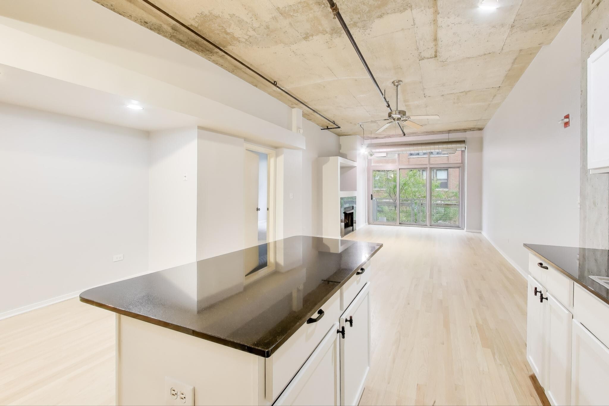 Building Photo - 933 W Van Buren St