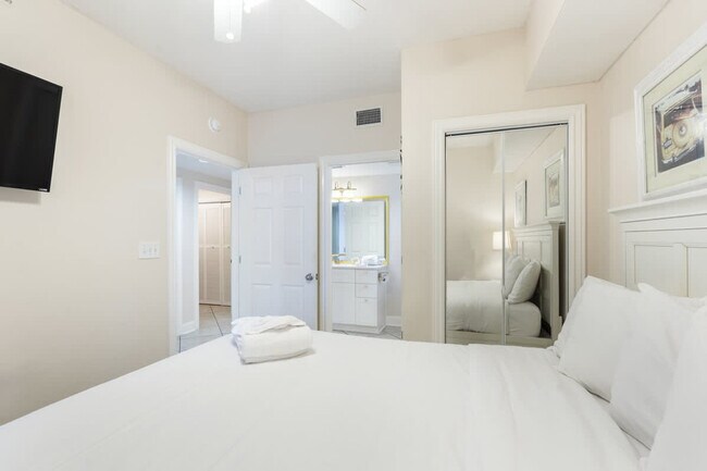 Building Photo - 10811 Front Beach Rd