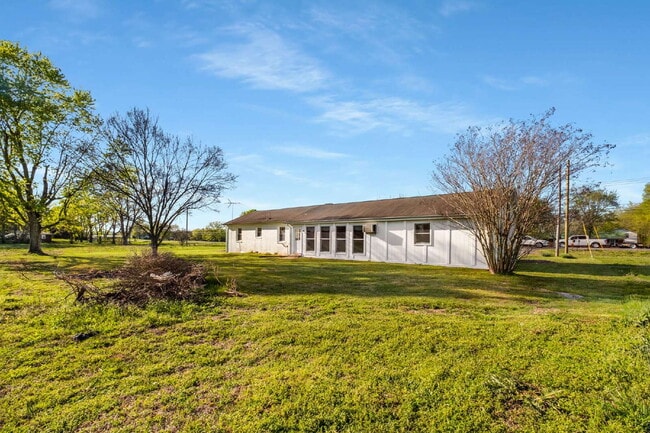 Building Photo - "Charming 3-Bedroom Haven with Spacious 2200 Sq Ft Layout in Lascassas, TN!"