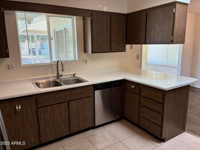 Building Photo - 10120 W Kingswood Cir