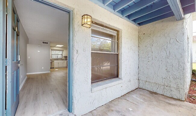 Building Photo - Expansive 2BR Downstairs Apartment Featuring a Fresh Remodel and Stainless Steel Essentials.