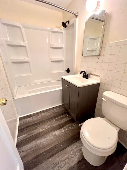 Bathroom - 1628 E McDaniel St