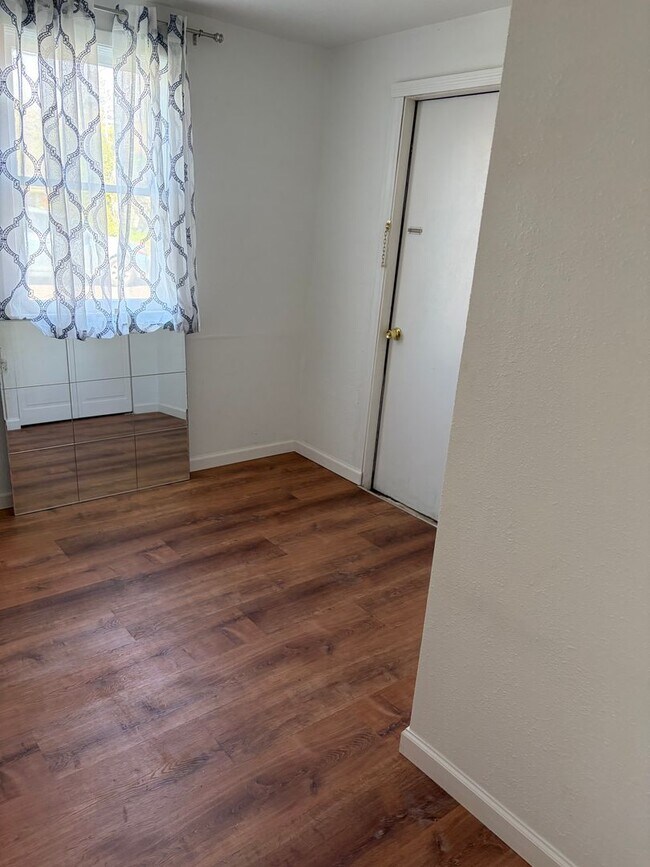 Building Photo - Newly Remodeled Two Bedroom with Sun Room!