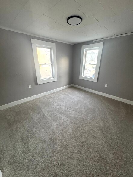 Building Photo - 57 Meadow St