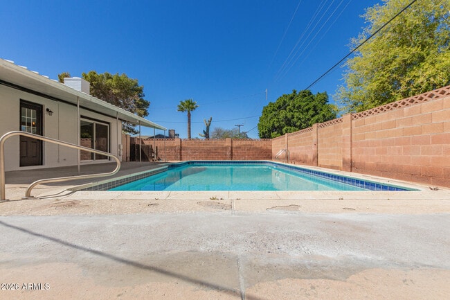 Building Photo - 1102 E Alameda Dr