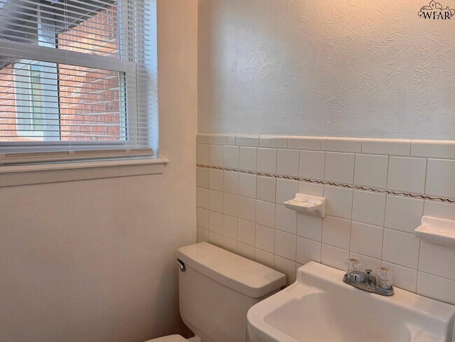 Building Photo - 1827 Eden Ln