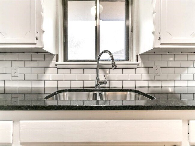 Building Photo - Super 4 Bed 1.5 Bath in the South Gate Addn in Moore, OK