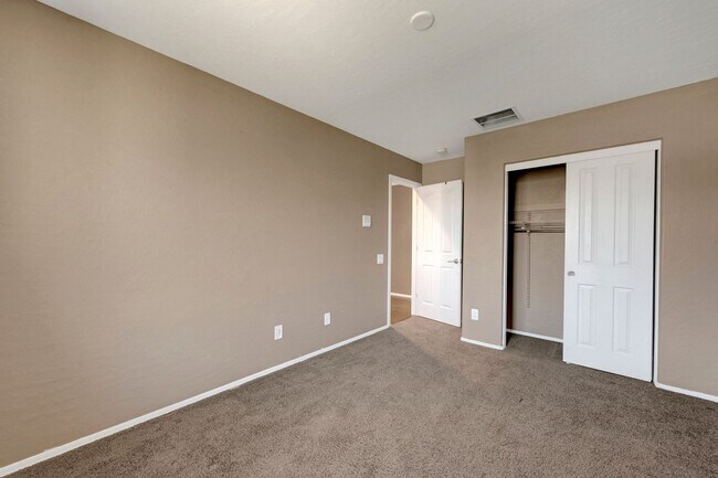 Building Photo - 3 Bedroom in Madeira Canyon!