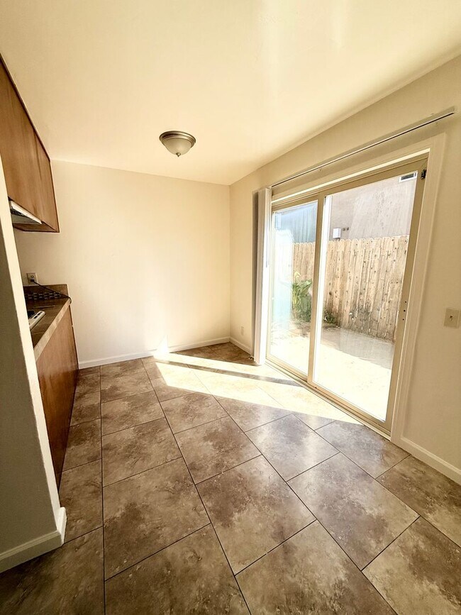 Building Photo - D728