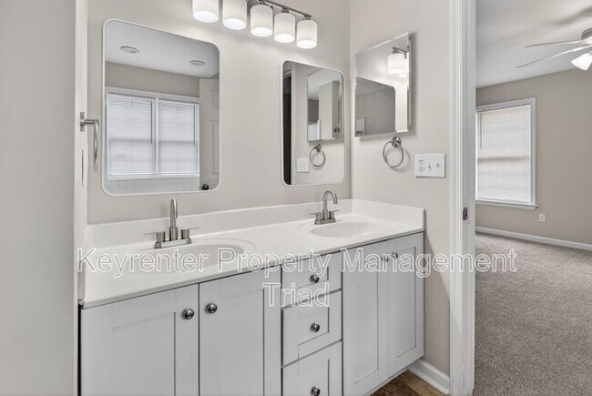 Building Photo - 701 Ashcroft Rd