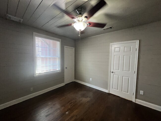 Building Photo - 300 W Dexter Dr