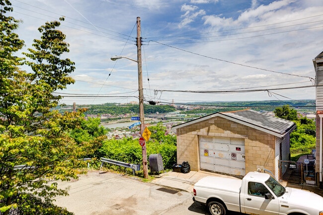 Building Photo - 10 Renwick St