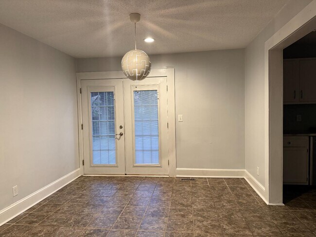 Building Photo - 146 E Park Dr