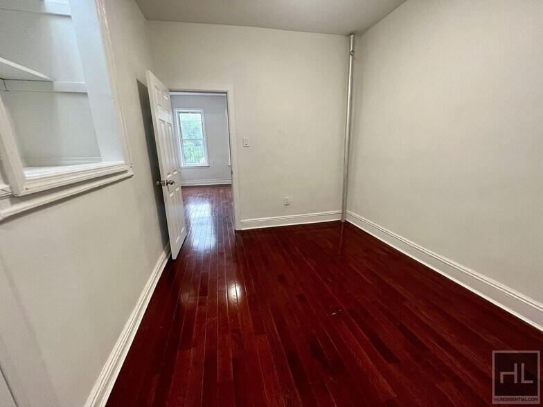 Building Photo - 3BR 1BA 1100sft Floor Through