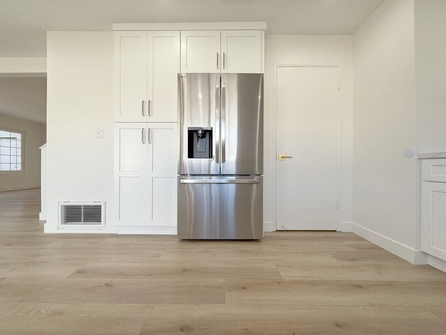 Building Photo - Stunning Remodeled Home in South Huntington Beach – Minutes to the Beach!