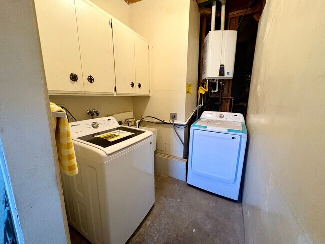 Building Photo - 3057 Carleton Pl